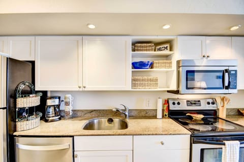 Apartment (0 Bedroom) | Private kitchen | Microwave, oven, stovetop, dishwasher