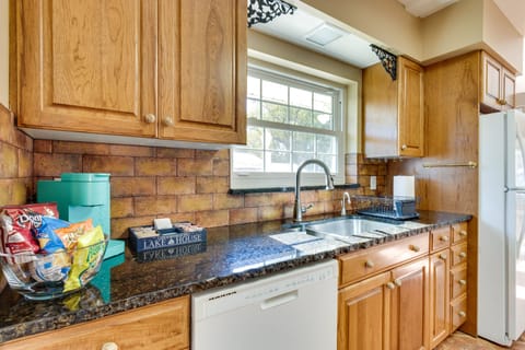 House (3 Bedrooms) | Private kitchen | Microwave, oven, stovetop, dishwasher