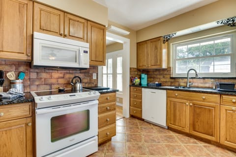 House (3 Bedrooms) | Private kitchen | Microwave, oven, stovetop, dishwasher