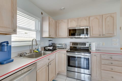 House (3 Bedrooms) | Private kitchen | Microwave, oven, stovetop, dishwasher