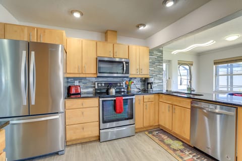 House (2 Bedrooms) | Private kitchen | Microwave, oven, stovetop, dishwasher