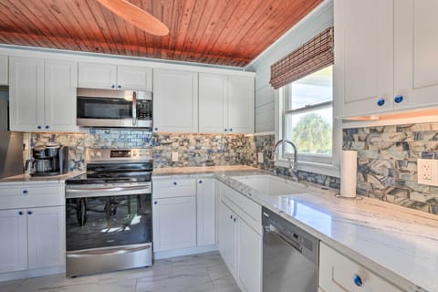 House (2 Bedrooms) | Private kitchen | Microwave, oven, stovetop, dishwasher