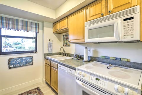 Apartment (2 Bedrooms) | Private kitchen | Microwave, oven, stovetop, dishwasher