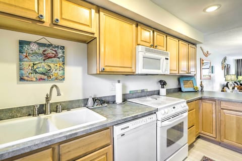 Apartment (2 Bedrooms) | Private kitchen | Microwave, oven, stovetop, dishwasher