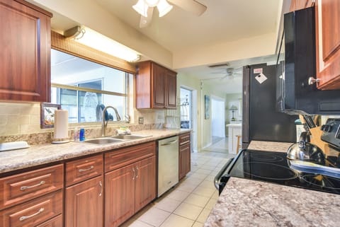 House (2 Bedrooms) | Private kitchen | Microwave, oven, stovetop, dishwasher