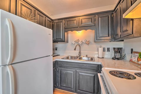 House (1 Bedroom) | Private kitchen | Microwave, oven, stovetop, cookware/dishes/utensils