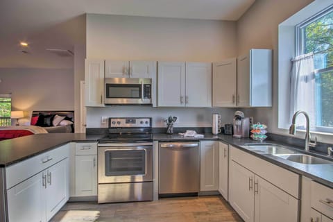 Apartment (0 Bedroom) | Private kitchen | Microwave, oven, stovetop, dishwasher