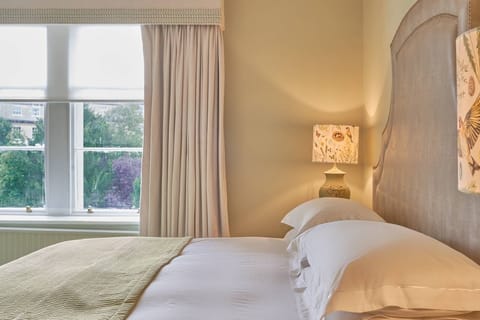 Cosy King | Individually decorated, blackout drapes, iron/ironing board, free WiFi