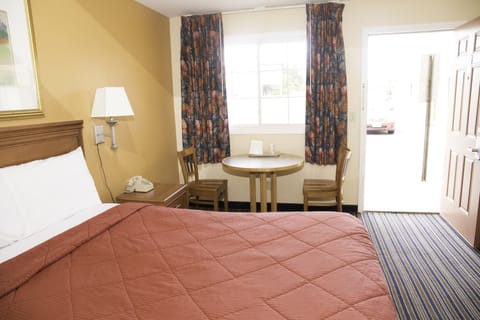 Deluxe queen smoking | Desk, iron/ironing board, free WiFi, bed sheets