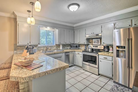 House (2 Bedrooms) | Private kitchen | Microwave, oven, stovetop, dishwasher