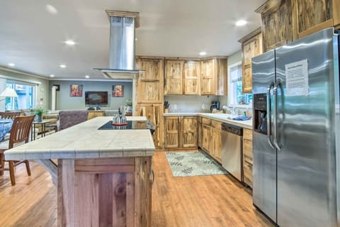 Cottage (2 Bedrooms) | Private kitchen | Paper towels