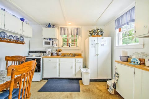 Cottage (1 Bedroom) | Private kitchen | Microwave, oven, stovetop, cookware/dishes/utensils