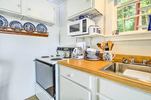 Cottage (1 Bedroom) | Private kitchen | Microwave, oven, stovetop, cookware/dishes/utensils