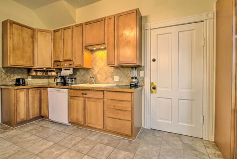 Apartment (2 Bedrooms) | Private kitchen | Microwave, oven, stovetop, dishwasher