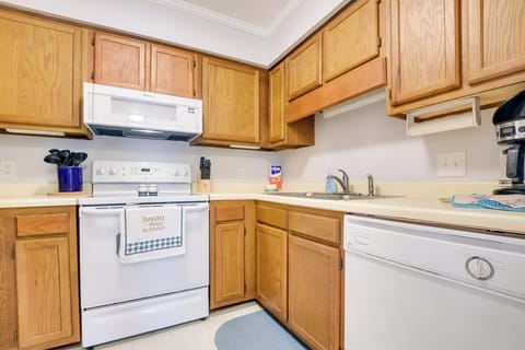 Apartment (3 Bedrooms) | Private kitchen | Microwave, oven, stovetop, dishwasher