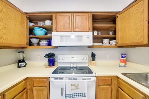 Apartment (3 Bedrooms) | Private kitchen | Microwave, oven, stovetop, dishwasher