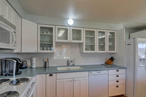 Cottage (2 Bedrooms) | Private kitchen | Microwave, oven, stovetop, dishwasher