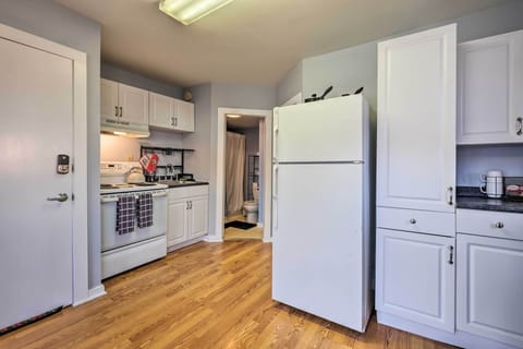 Apartment (1 Bedroom) | Private kitchen | Microwave, oven, stovetop, cookware/dishes/utensils