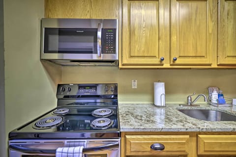 Apartment (2 Bedrooms) | Private kitchen | Microwave, oven, stovetop, dishwasher