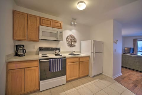 Apartment (1 Bedroom) | Private kitchen | Paper towels