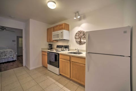 Apartment (1 Bedroom) | Private kitchen | Paper towels