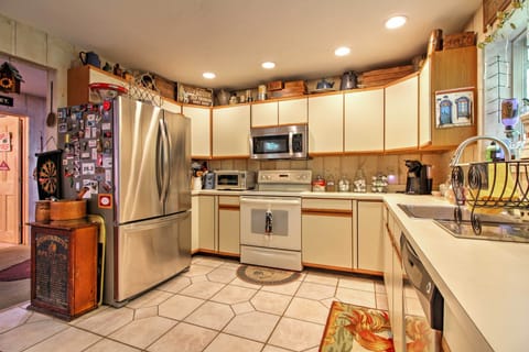 House (4 Bedrooms) | Private kitchen | Oven, stovetop, dishwasher, cookware/dishes/utensils