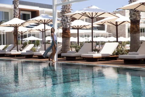 Seasonal outdoor pool, pool umbrellas, sun loungers