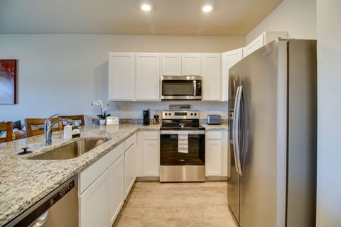 Apartment (3 Bedrooms) | Private kitchen | Microwave, oven, stovetop, dishwasher