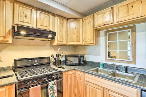 Apartment (0 Bedroom) | Private kitchen | Microwave, oven, stovetop, dishwasher