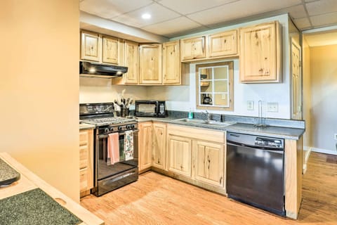 Apartment (0 Bedroom) | Private kitchen | Microwave, oven, stovetop, dishwasher