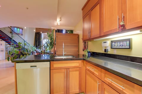 Apartment (0 Bedroom) | Private kitchen | Microwave, oven, stovetop, dishwasher