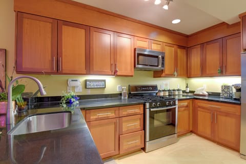 Apartment (0 Bedroom) | Private kitchen | Microwave, oven, stovetop, dishwasher