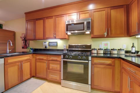 Apartment (0 Bedroom) | Private kitchen | Microwave, oven, stovetop, dishwasher