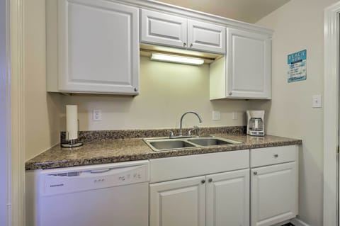 House (2 Bedrooms) | Private kitchen | Microwave, oven, stovetop, dishwasher