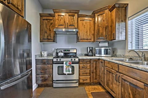 Apartment (3 Bedrooms) | Private kitchen | Microwave, oven, stovetop, cookware/dishes/utensils