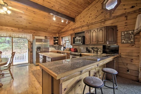 Cottage (4 Bedrooms) | Private kitchen | Paper towels