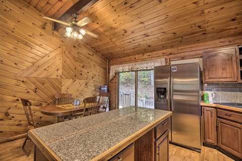 Cottage (4 Bedrooms) | Private kitchen | Paper towels