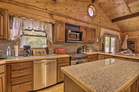 Cottage (4 Bedrooms) | Private kitchen | Paper towels