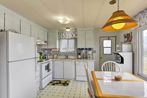 Cottage (2 Bedrooms) | Private kitchen | Microwave, oven, stovetop, dishwasher