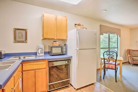 Apartment (0 Bedroom) | Private kitchen | Microwave, dishwasher, cookware/dishes/utensils, paper towels