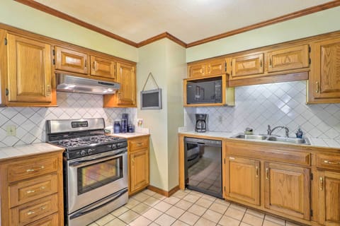 House (3 Bedrooms) | Private kitchen | Microwave, oven, stovetop, dishwasher