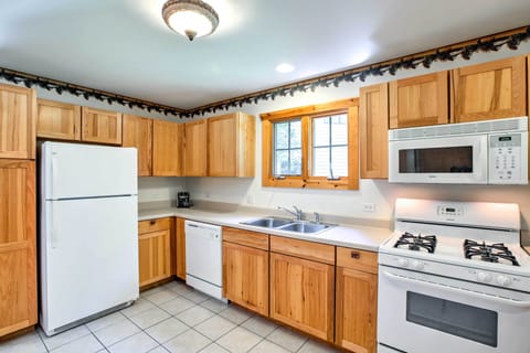 Apartment (2 Bedrooms) | Private kitchen | Microwave, oven, stovetop, dishwasher