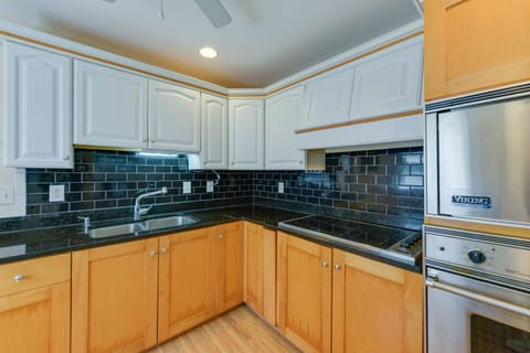 Cottage (2 Bedrooms) | Private kitchen | Microwave, oven, stovetop, blender