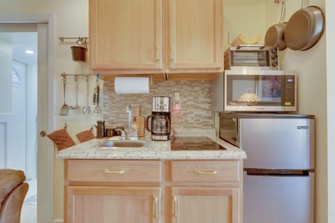 Apartment (0 Bedroom) | Private kitchen | Microwave, oven, stovetop, blender