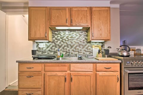 House (1 Bedroom) | Private kitchen | Microwave, oven, stovetop, cookware/dishes/utensils