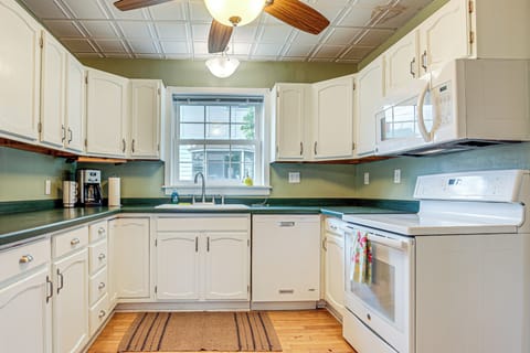 House (3 Bedrooms) | Private kitchen | Microwave, oven, stovetop, dishwasher