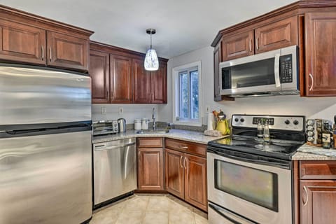 Apartment (2 Bedrooms) | Private kitchen | Microwave, oven, stovetop, dishwasher