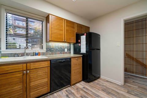 Apartment (3 Bedrooms) | Private kitchen | Microwave, oven, stovetop, dishwasher