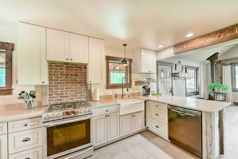 House (4 Bedrooms) | Interior