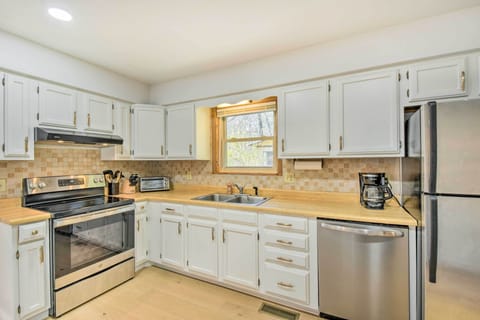 House (2 Bedrooms) | Private kitchen | Microwave, oven, stovetop, dishwasher